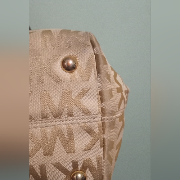 Michael Kors Jet Set Tote - Picture 4 of 9